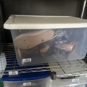 Caja grande con zapatos varios