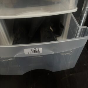 Ropa o calzado negro en cajon