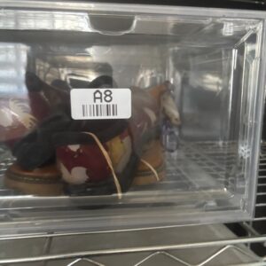 Botas vaqueras en caja transparente