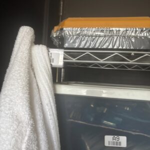 Vista area A9 con toallas y anaquel