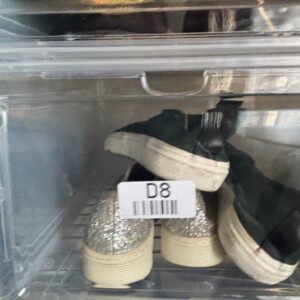 Zapatos brillantes y tenis en cajon